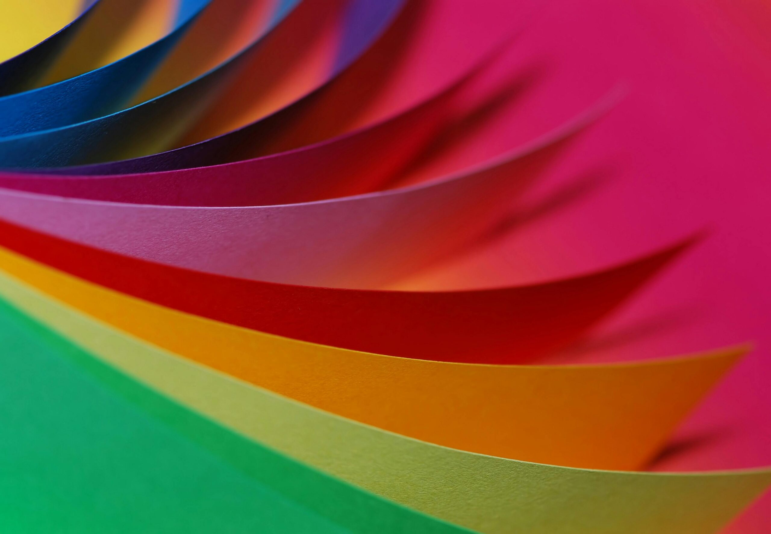 Foto de Pixabay: https://www.pexels.com/pt-br/foto/fotografia-em-close-de-diferentes-tipos-de-cores-de-papel-40799/